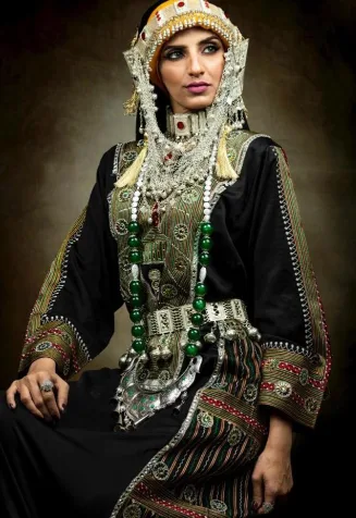 الهوية المنسوجة: فن الزي التقليدي في جنوب السعودية