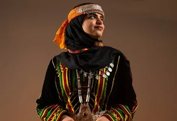 الهوية المنسوجة: فن الزي التقليدي في جنوب السعودية