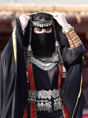 الهوية المنسوجة: فن الزي التقليدي في جنوب السعودية