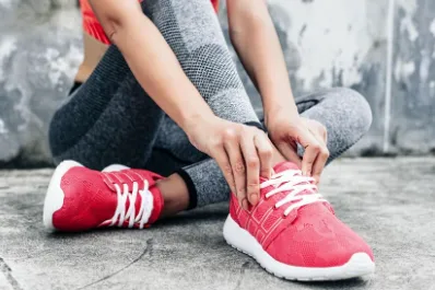 موضة الأحذية الرياضية النسائية لعام 2024