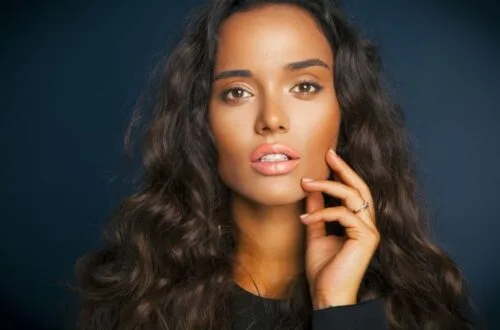 البشرة السمراء تروي قصتها من خلال موضة مكياج 2025