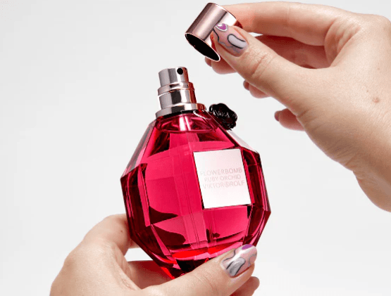 عطور الصيف نفحات فاخرة تروي حكاية الأنوثة