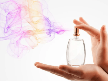 رائحة الصباح: كيف تختارين عطور صباحية تعكس مزاجك؟