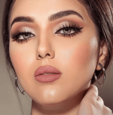 الفرق بين الوجه البيضاوي والطويل: أي شكل يعكس جمالك؟