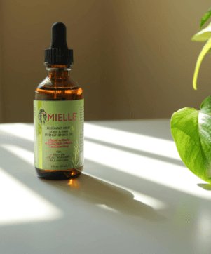 من الفراعنة إلى اليوم سر الخصلات القوية في زيت الخروع للشعر