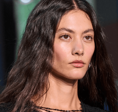 من الفراعنة إلى اليوم سر الخصلات القوية في زيت الخروع للشعر