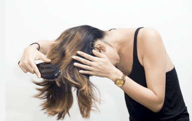 تمشيط الشعر المبلل: عادة صحية أم خطأ شائع؟