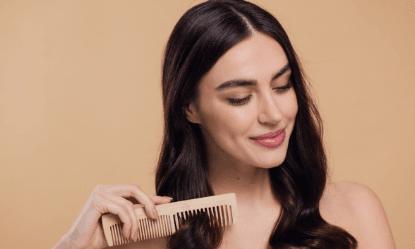 تمشيط الشعر المبلل: عادة صحية أم خطأ شائع؟