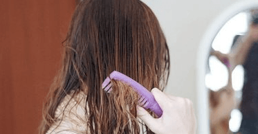 تمشيط الشعر المبلل: عادة صحية أم خطأ شائع؟