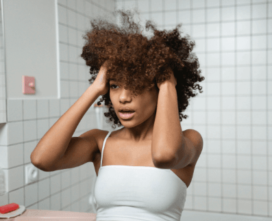 تمشيط الشعر المبلل: عادة صحية أم خطأ شائع؟