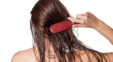 تمشيط الشعر المبلل: عادة صحية أم خطأ شائع؟