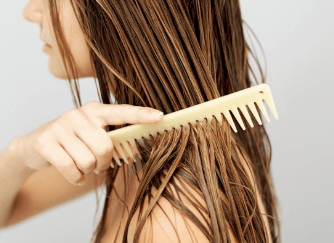 تمشيط الشعر المبلل: عادة صحية أم خطأ شائع؟