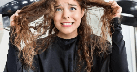 تمشيط الشعر المبلل: عادة صحية أم خطأ شائع؟