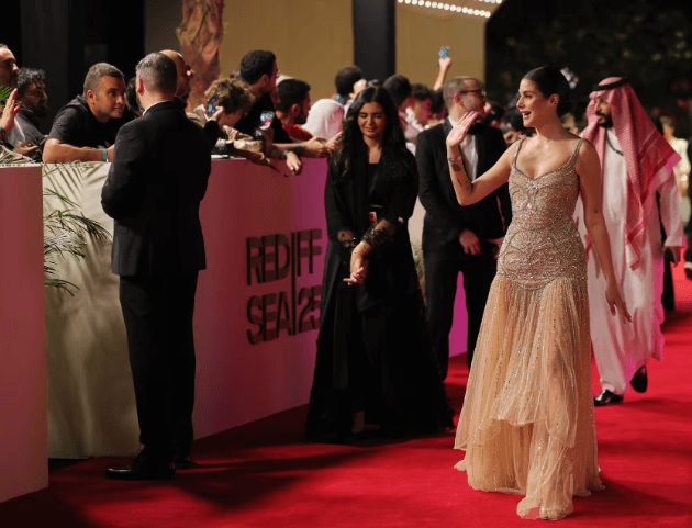 إطلالات النجمات في مهرجان البحر الأحمر السينمائي 2025 حديث العالم