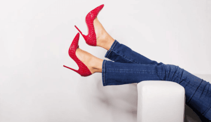 من الكاجوال إلى الرسمي: كيف تنسقين الكعب مع الجينز؟