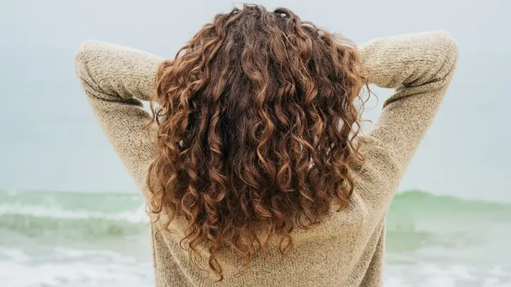 إكسير الحياة لشعرك: تعرفي على فوائد حليب جوز الهند للشعر